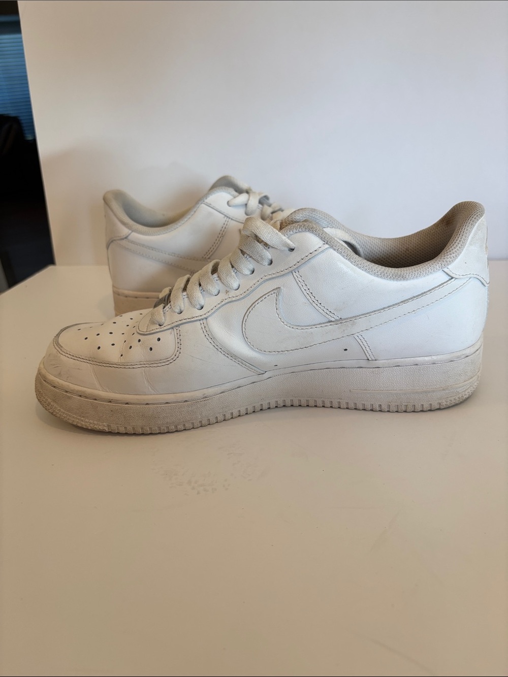 Nike Men’s White Leather Low-Top Sneakers - Picture 6 of 9